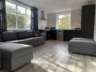 The Lower Gathering - Sale - Sleeps Up To 13 Hotel in England