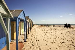 Seaside Serenity  3-Bed  Deck   Garden  Near Shore Hotel in West Wittering