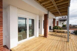 Absolute Beachfront with Decked Garden Oasis and Views Hotel in Bognor Regis