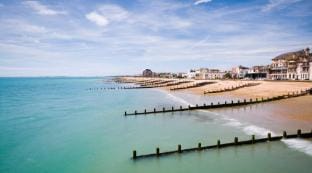Absolute Beachfront with Decked Garden Oasis and Views Hotel in Bognor Regis