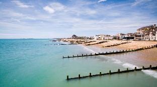 Chic 2-Bed Seafront Haven  Near Felpham Beach Hotel in Bognor Regis