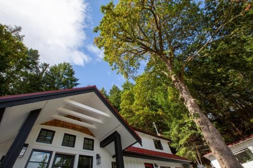Sungate on Salt Spring - Luxurious Suite with Cedar Hot Tub & View Hotel in Salt Spring Island