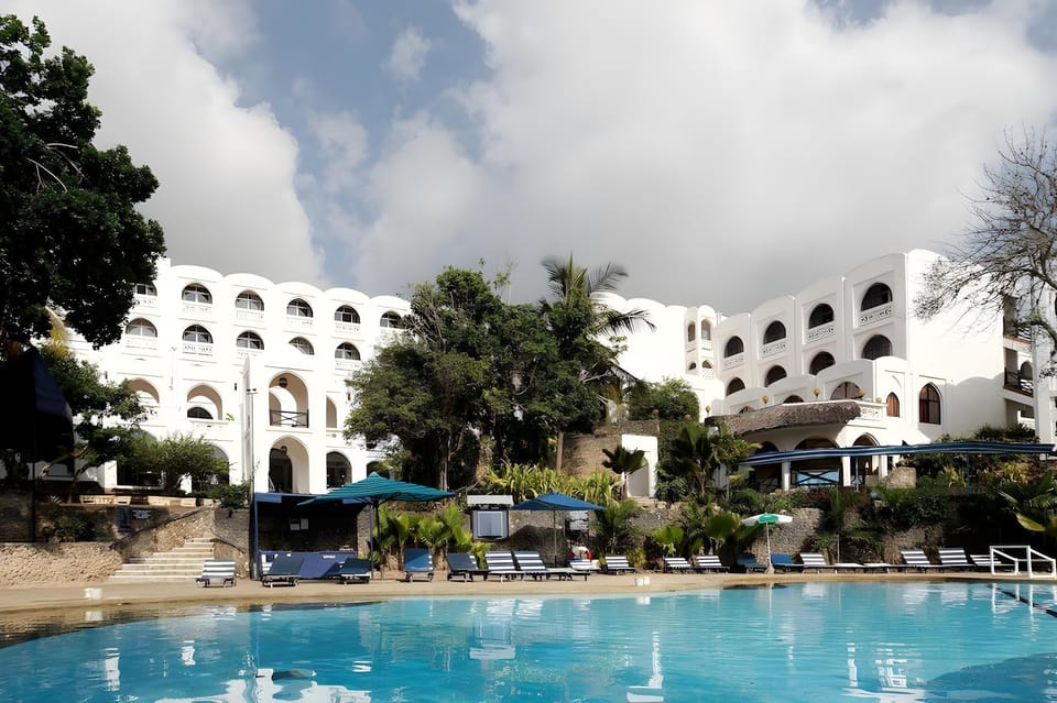 Swimming pool [outdoor]