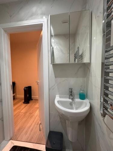 Central London Zone1 Room - Bath Hotel in London Borough of Southwark