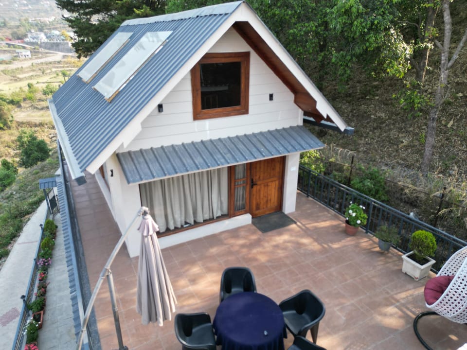 Lake Pleasant Cottage Hotel in Uttarakhand