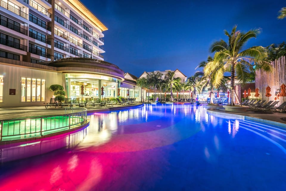 Swimming pool [outdoor]