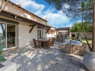 Villa in La Crau with private pool Hotel in Hyères