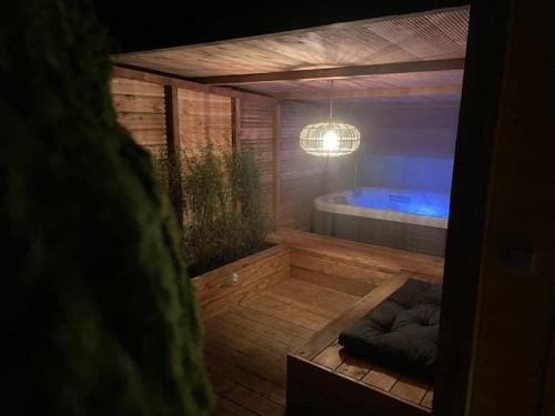 Cabane bien belge avec cinema et jacuzzi Lodge in Wallonia, Belgium