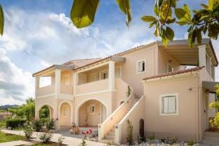 Relax Studios Corfu ★ AVRA ground floor studio Hotel in Roda