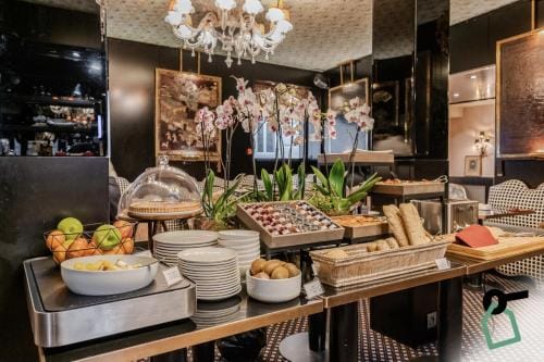 Hotiday Room Collection - Paris Arc de Triomphe Hotel in Paris
