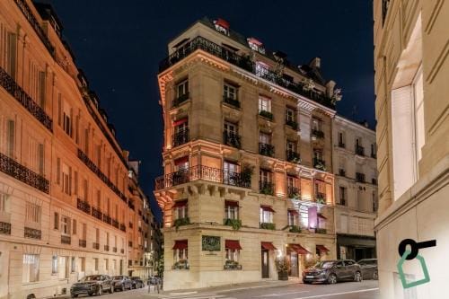 Hotiday Room Collection - Paris Arc de Triomphe Hotel in Paris