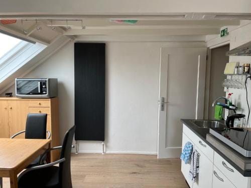 Zolderstudio dichtbij Goffert met eigen badkamer en WC, eigen keuken, eigen ingang Hotel in Nijmegen