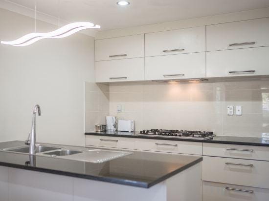 Waterfront Villa Near Ikea and Sylvia Park Hotel in Auckland