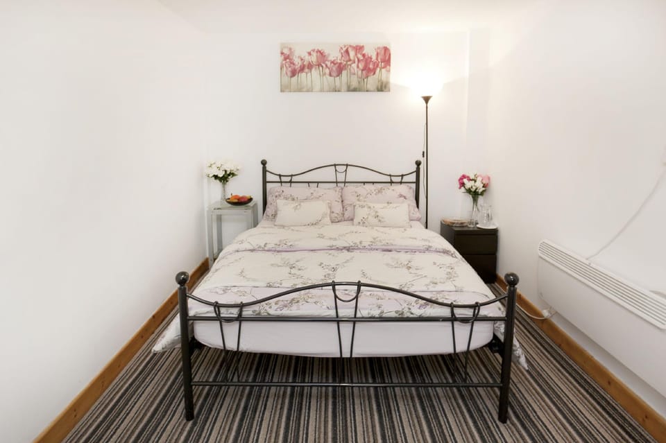 Two bedrooms self-contained flat with Free Parking - Flat 2 Hotel in Nottingham