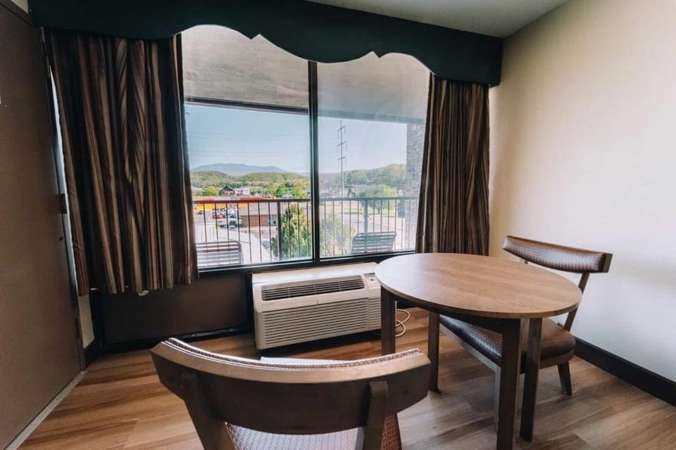 Riverside Motor Lodge - Pigeon Forge Hotel in Pigeon Forge