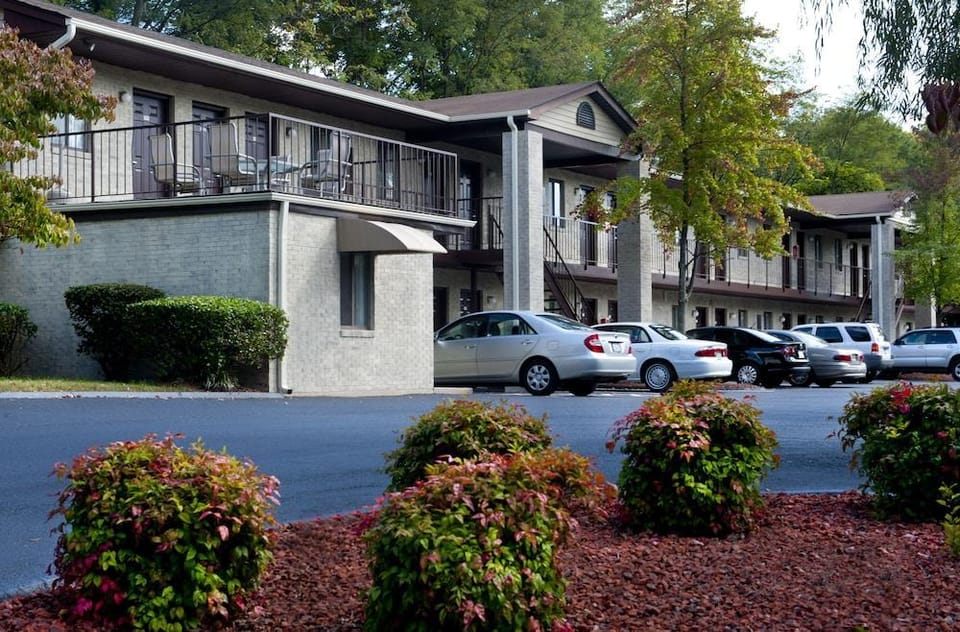 Affordable Corporate Suites - Florist Road Hotel in Roanoke