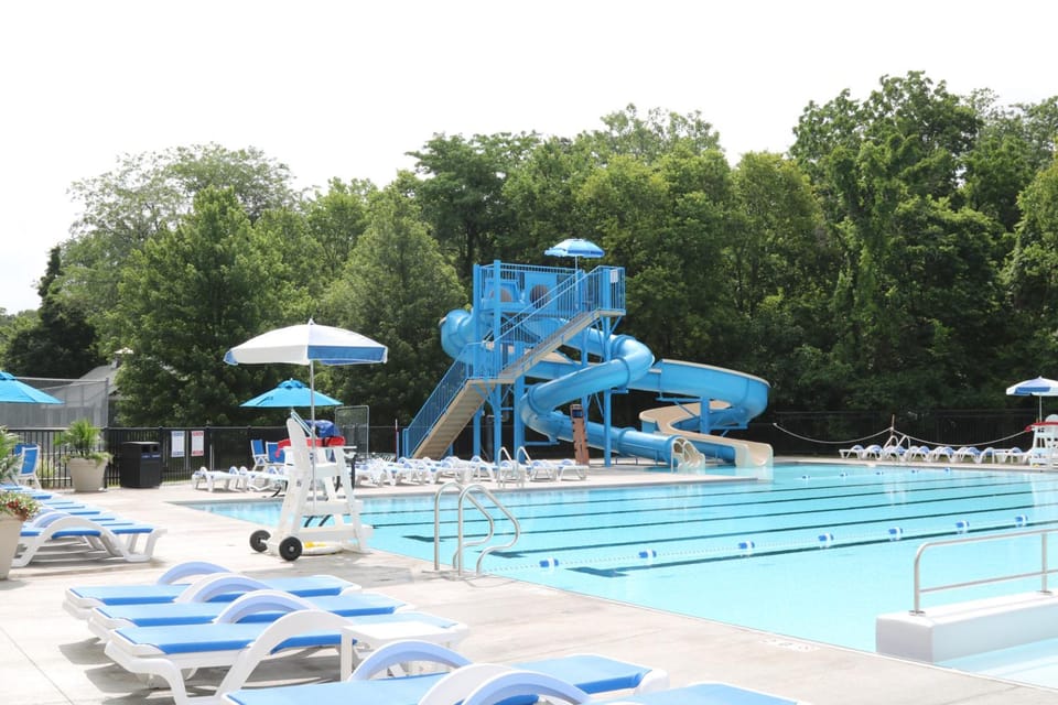 The Fountain Inn Hotel in Lakeside