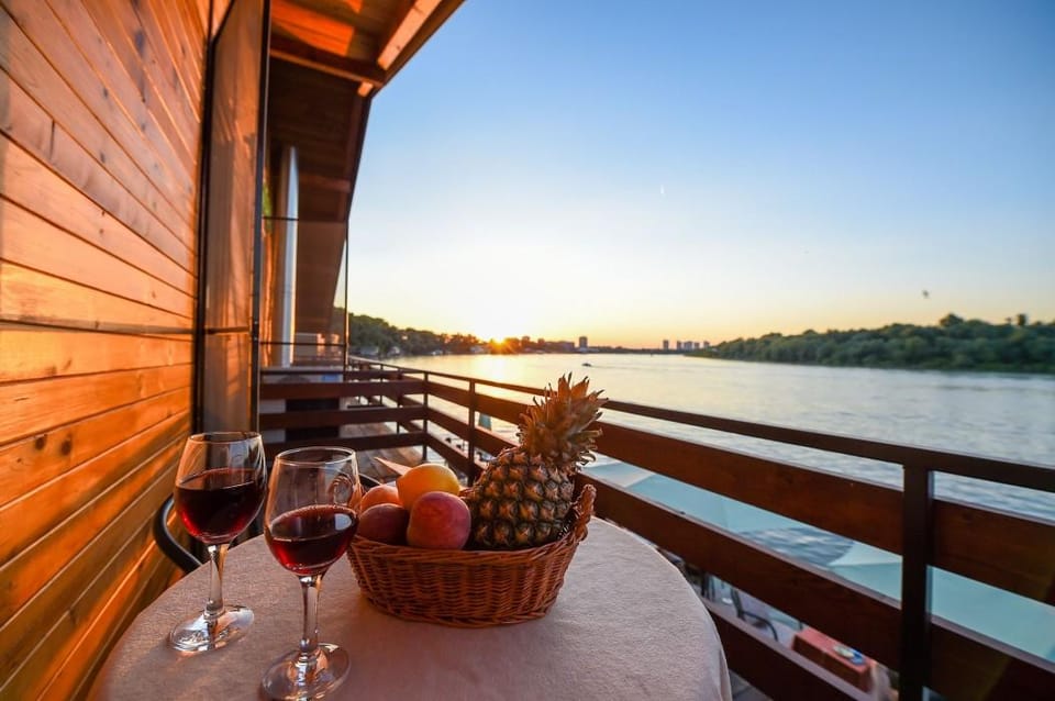 San Art Floating Hostel&Apartments Hotel in Belgrade