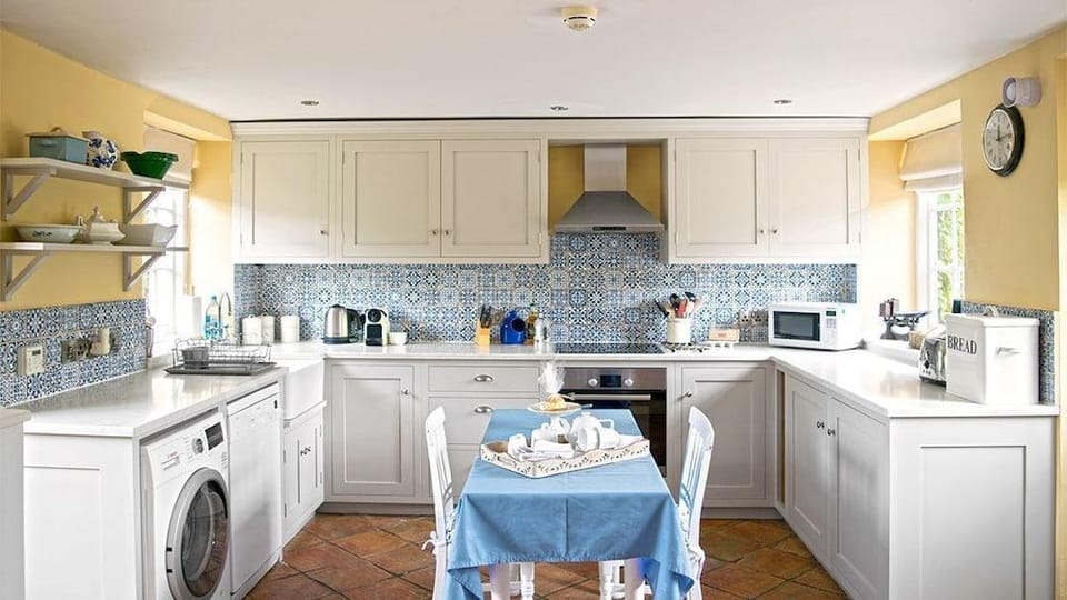 Saratoga Cottage Hotel in West Oxfordshire District