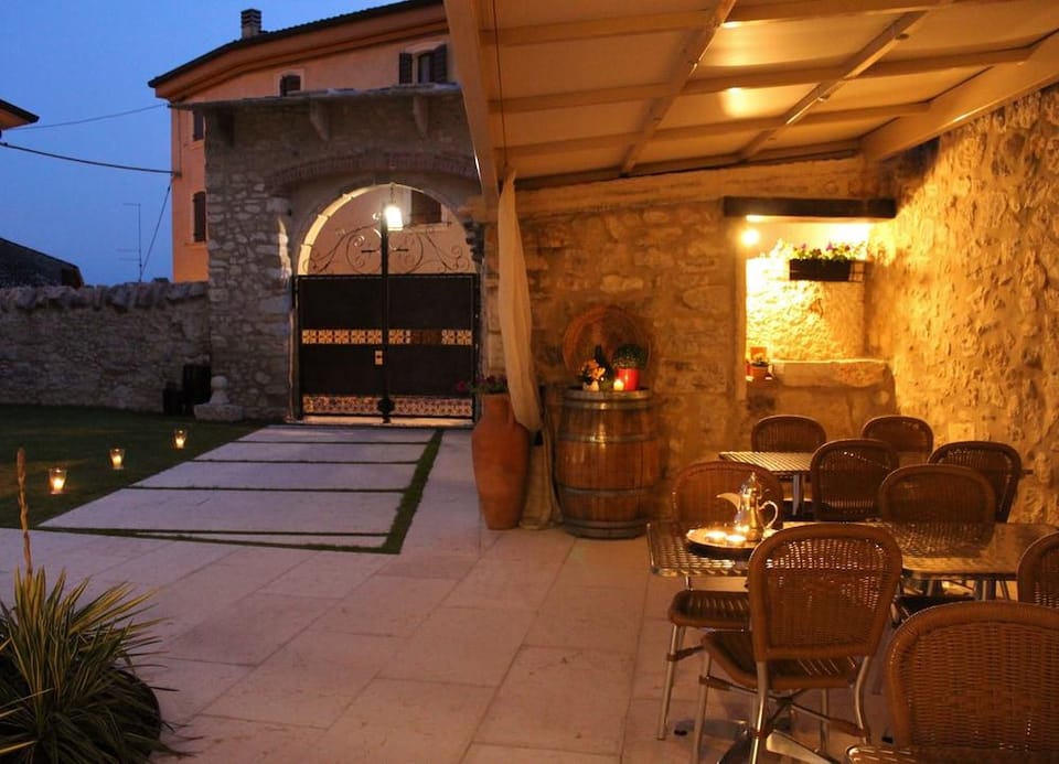Arco di Vino - Tourist Location Hotel in Veneto