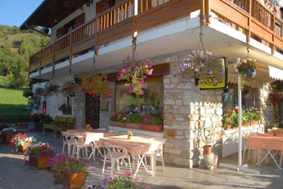 Hotel Restaurant Le Grillon Hotel in Villarembert
