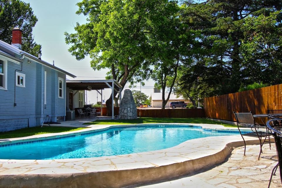 Peach Tree Inn & Suites Hotel in Fredericksburg