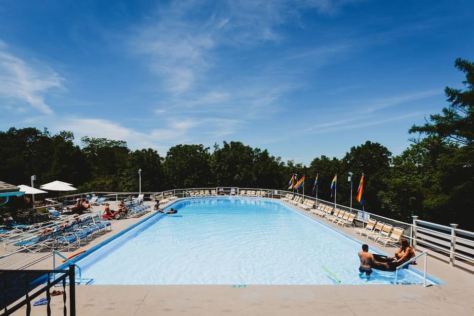 Rainbow Mountain Resort Hotel in Middle Smithfield