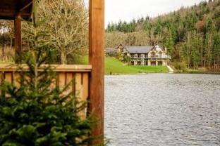 Canada Lodge and Lake Hotel in Wales