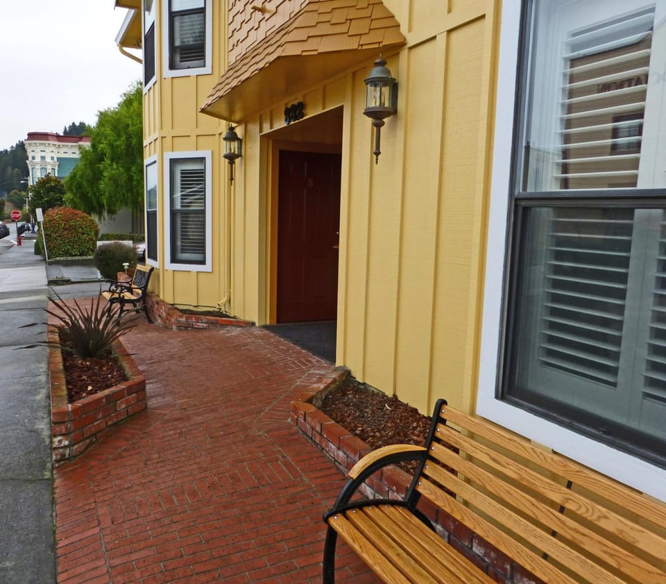 Redwood Suites Hotel in Ferndale