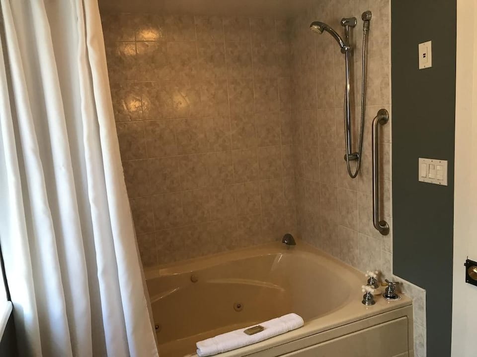 Inn at Millrace Pond Hotel in Pocono Mountains