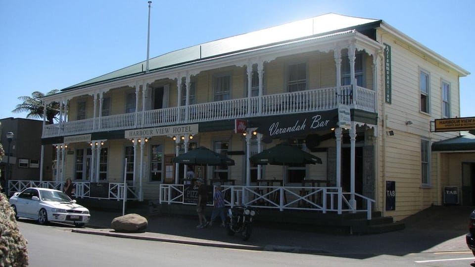 Raglan Harbour View Hotel Hotel in Raglan
