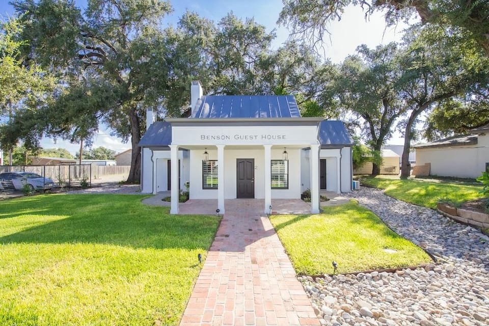 Benson Guest House Hotel in Uvalde