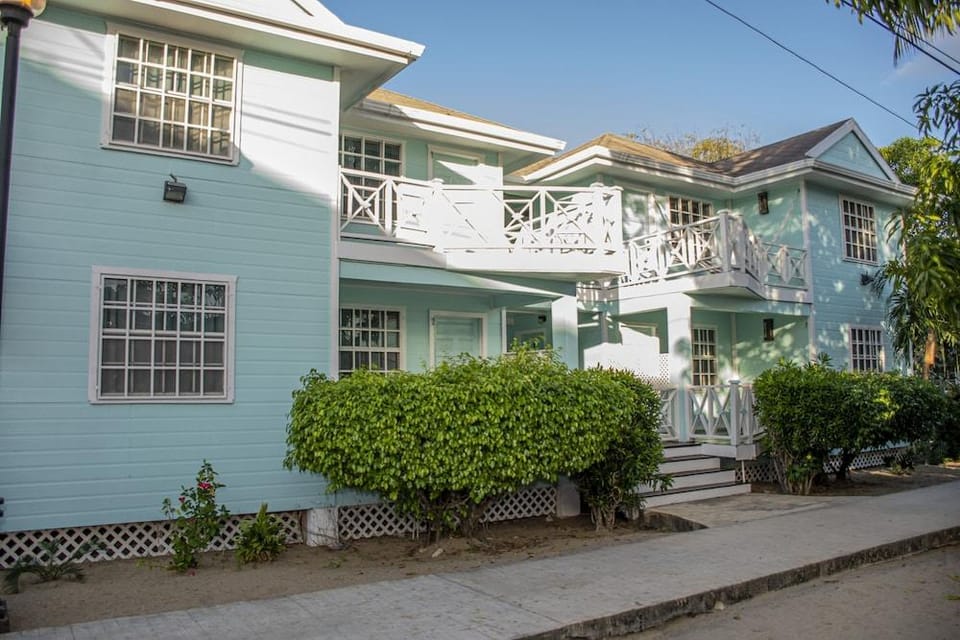 Easy Living Apartments Hotel in Placencia