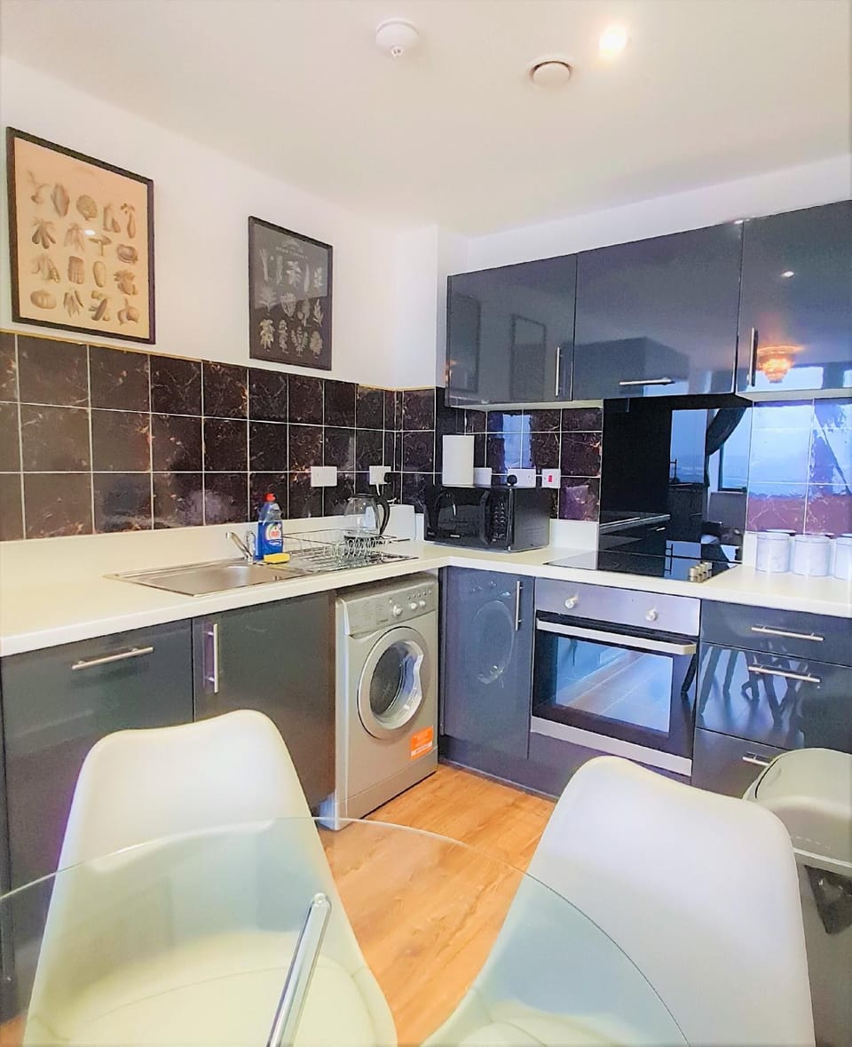 2 Bedroom Central Apartment With Parking Hotel in Liverpool