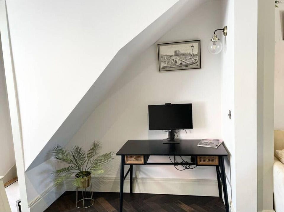 The Emerald - Central Henley 2 Bedroom House Hotel in Henley-on-Thames