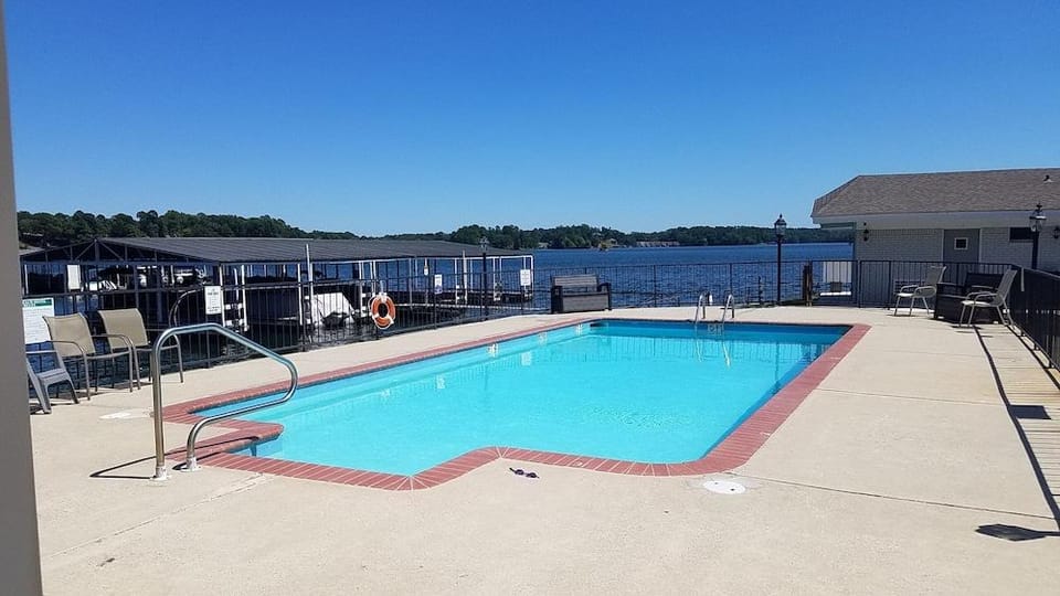 Willow Beach Resort Hotel in Lake Hamilton