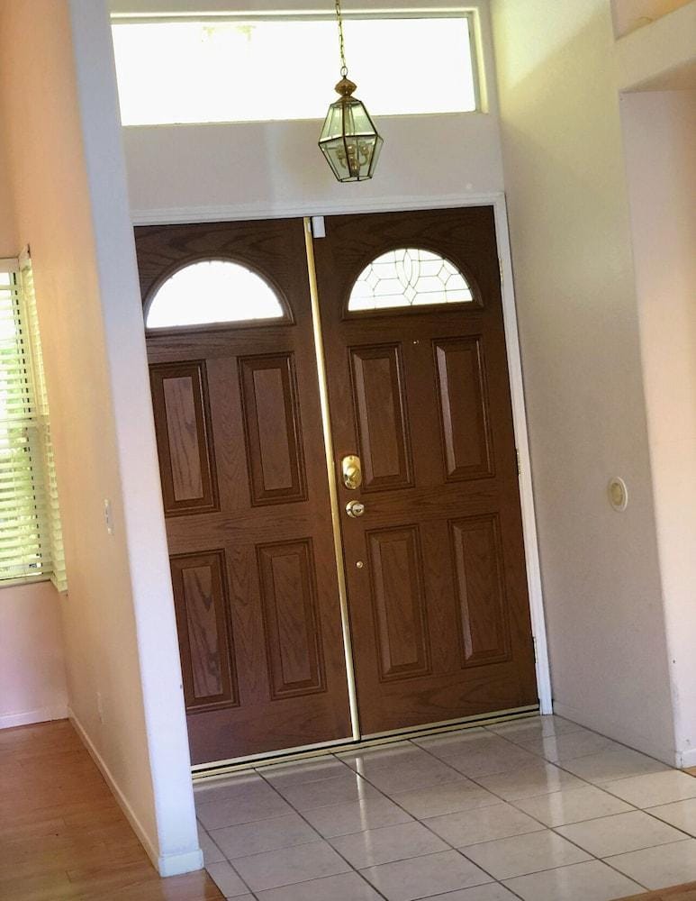 Private bedroom in Desert Western House near Wine Country Hotel in Hemet