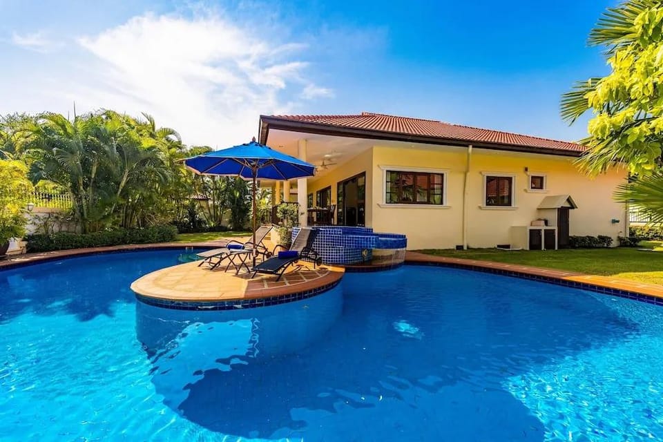 Cozy 3 BR Pool Villa close to Town CV3L Hotel in Nong Kae