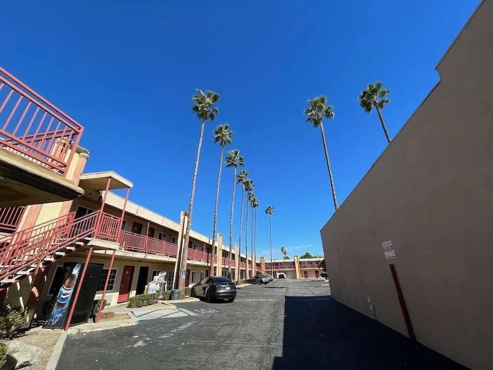 Palm Tree Inn Hotel in North Hills
