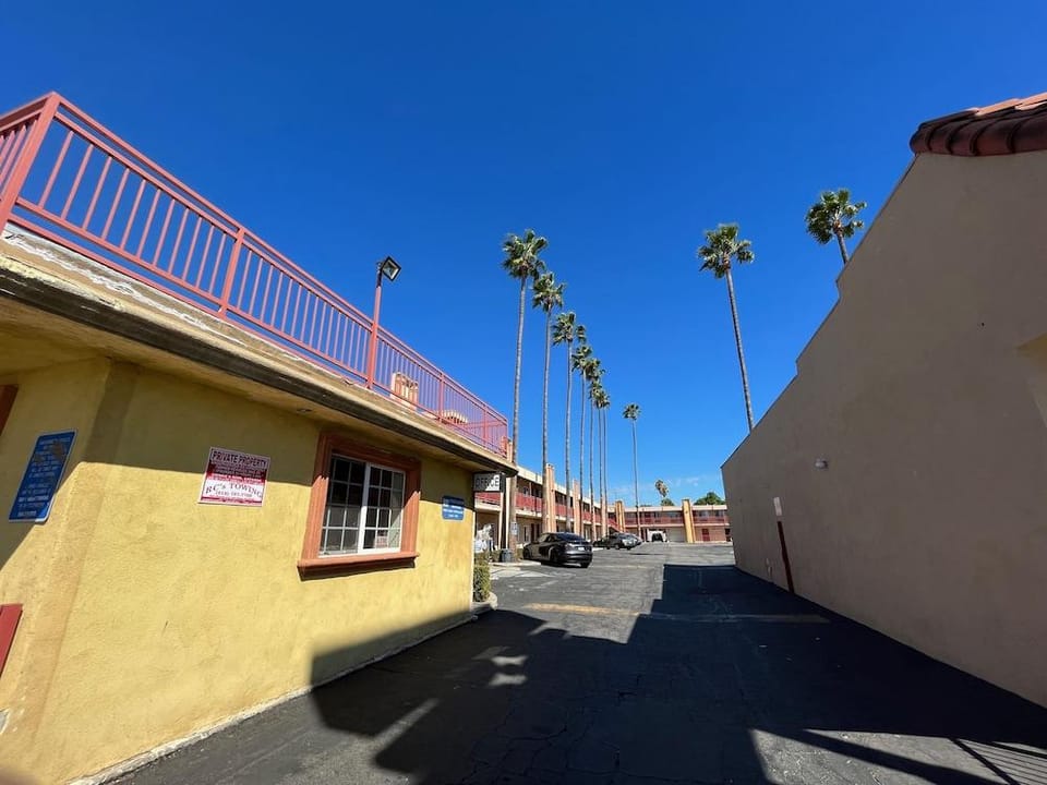 Palm Tree Inn Hotel in North Hills
