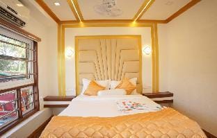 Honeymoon Houseboat Hotel in Alappuzha