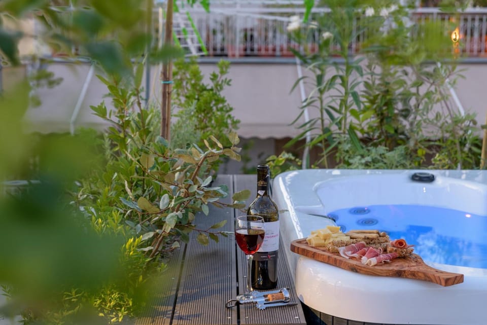 Your 4 Bdrm Dream House w Acropolis View Jacuzzi Hotel in Plaka