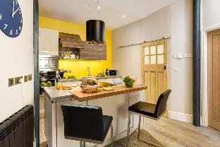 Central Apartment in Ambleside with parking by LetMeStay Hotel in Ambleside