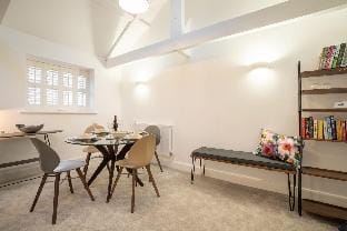 Contemporary Home by LetMeStay Hotel in England