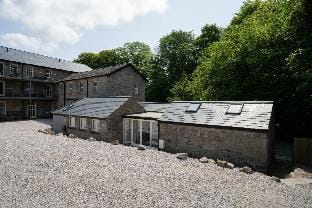Contemporary Home by LetMeStay Hotel in England