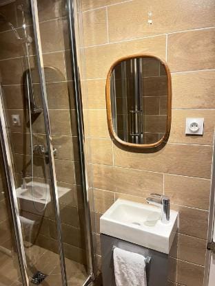 Apartment on Two Floors Close to Pigalle and Moulin Rouge Hotel in Paris