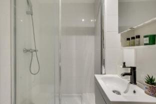 Modern french studio charm in the city Hotel in Paris