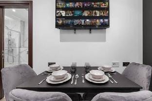 Modern Spacious Suite Sleeps 4 in Central London Hotel in London Borough of Camden