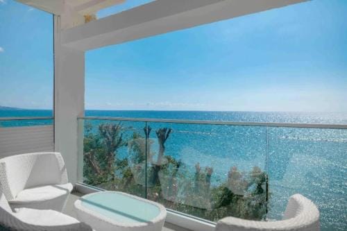 Phaedrus Living: Beach Front Flat Kyma Hotel in Germasogeia