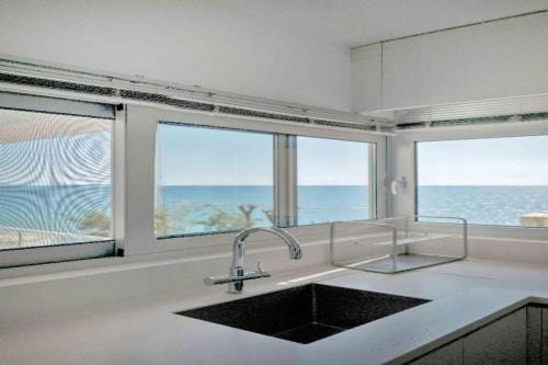 Phaedrus Living: Beach Front Flat Kyma Hotel in Germasogeia